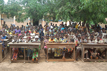 Remise de kits scolaires aux bénéficiaires du projet